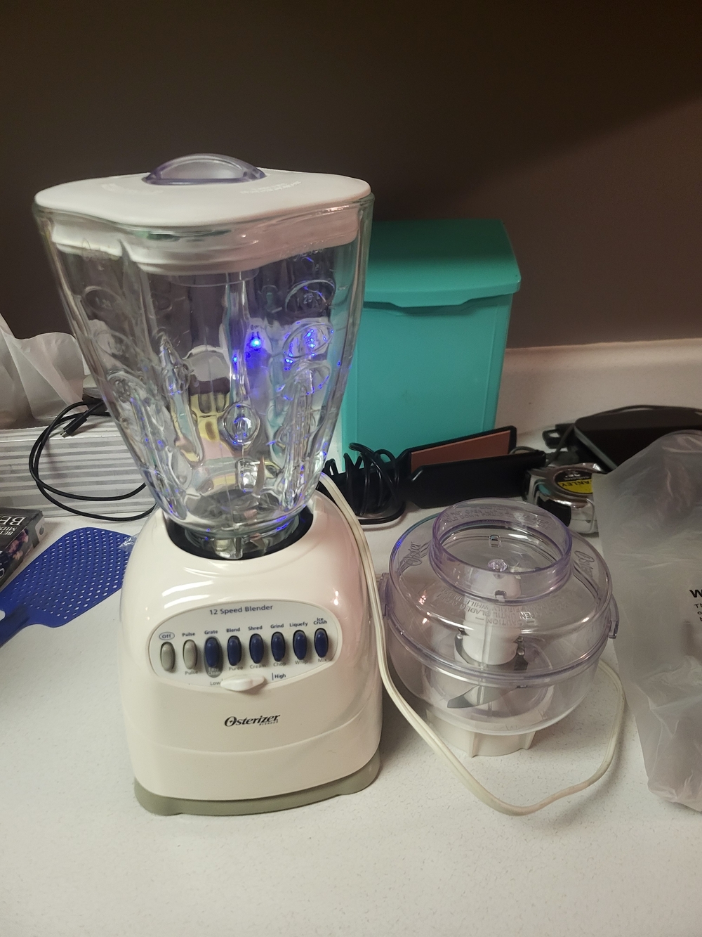 Oster White Countertop Blender with Clear Glass Pitcher and Chopper